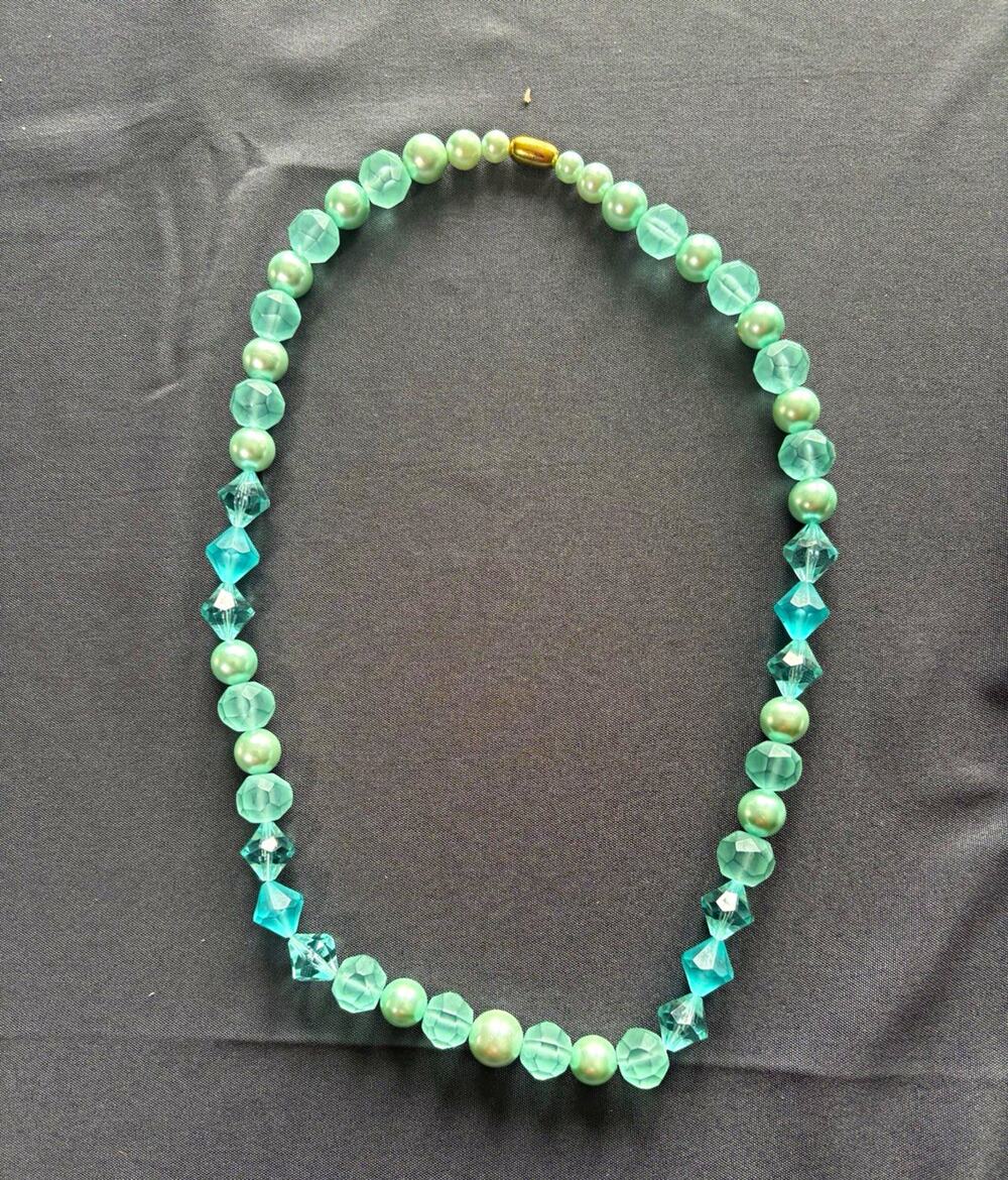 Green Glass Beaded Necklace Faceted & Round Beads Ball/Bead Chain Barrel